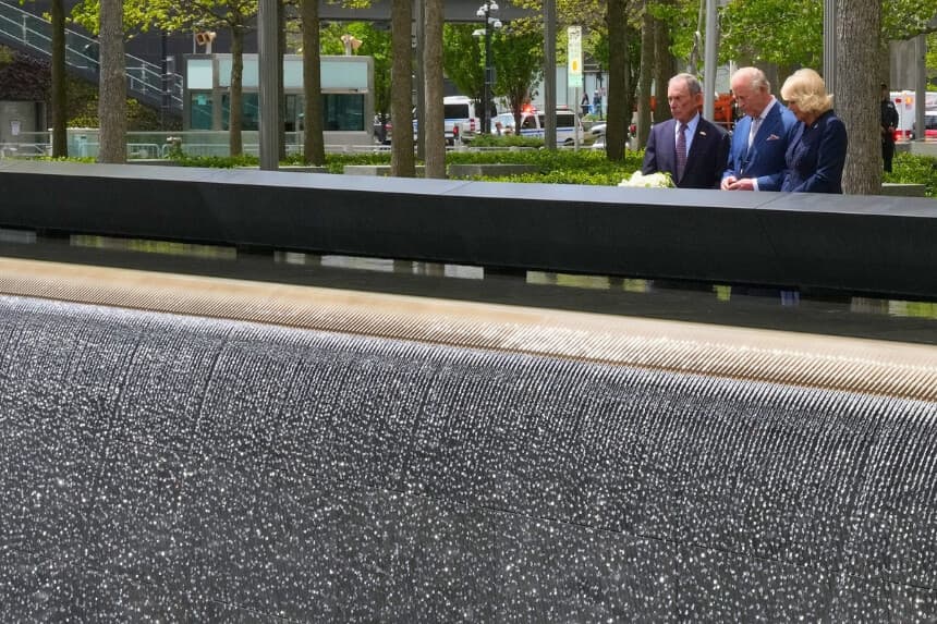 El rey Carlos III y la reina Camilla de Gran Bretaña depositan flores durante su visita al Monumento Conmemorativo del 11-S, acompañados por el exalcalde de Nueva York Michael Bloomberg, en la ciudad de Nueva York, el 29 de abril de 2026. (Timothy A. Clary/AFP vía Getty Images).