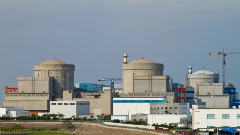 Expansión nuclear china enfrenta riesgos de suministro de uranio ante competencia estadounidense