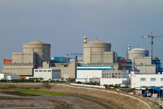 Expansión nuclear china enfrenta riesgos de suministro de uranio ante competencia estadounidense