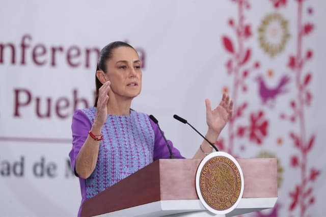 La presidenta de México, Claudia Sheinbaum, habla durante una rueda de prensa este jueves en el Palacio Nacional de la Ciudad de México, México. (EFE/Mario Guzmán)
