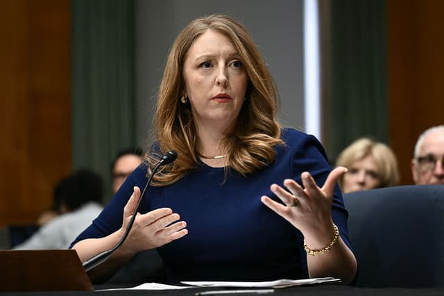 La doctora estadounidense e influencer en el ámbito del bienestar Casey Means, candidata al cargo de director de Salud Pública de Estados Unidos, declara durante una audiencia de confirmación ante la Comisión de Salud, Educación, Trabajo y Pensiones (HELP) del Senado, celebrada en el Capitolio, en Washington D. C., el 25 de febrero de 2026. (Brendan SMIALOWSKI / AFP vía Getty Images)
