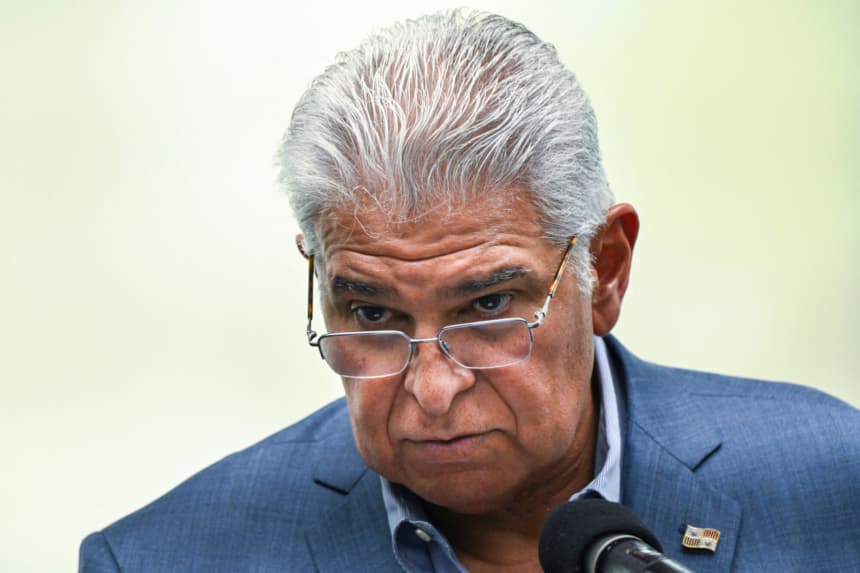 El presidente de Panamá, José Raúl Mulino, habla con los medios en el puerto de Balboa, en Ciudad de Panamá, el 9 de abril de 2026. (MARTIN BERNETTI / AFP vía Getty Images)