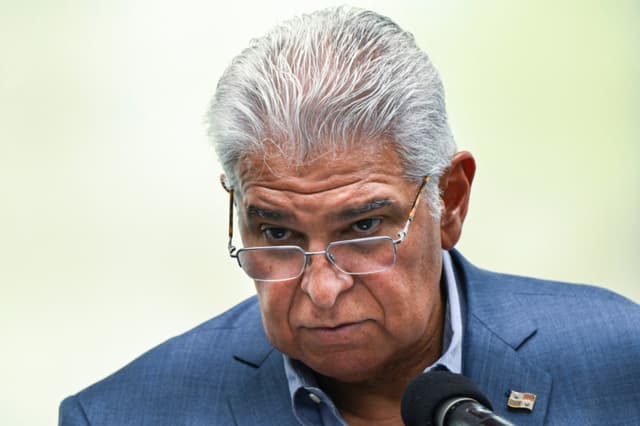 El presidente de Panamá, José Raúl Mulino, habla con los medios en el puerto de Balboa, en Ciudad de Panamá, el 9 de abril de 2026. (MARTIN BERNETTI / AFP vía Getty Images)