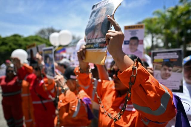 Familiares de presos políticos que solían trabajar para la empresa petrolera venezolana PDVSA se manifiestan frente al Tribunal Supremo de Justicia en Caracas el 20 de marzo de 2026.  (Juan BARRETO / AFP vía Getty Images)