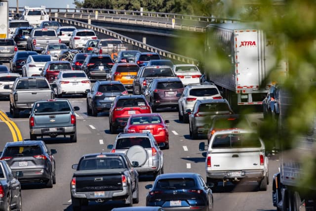 Tráfico en Sacramento, California, el 2 de noviembre de 2025. (John Fredricks/The Epoch Times)