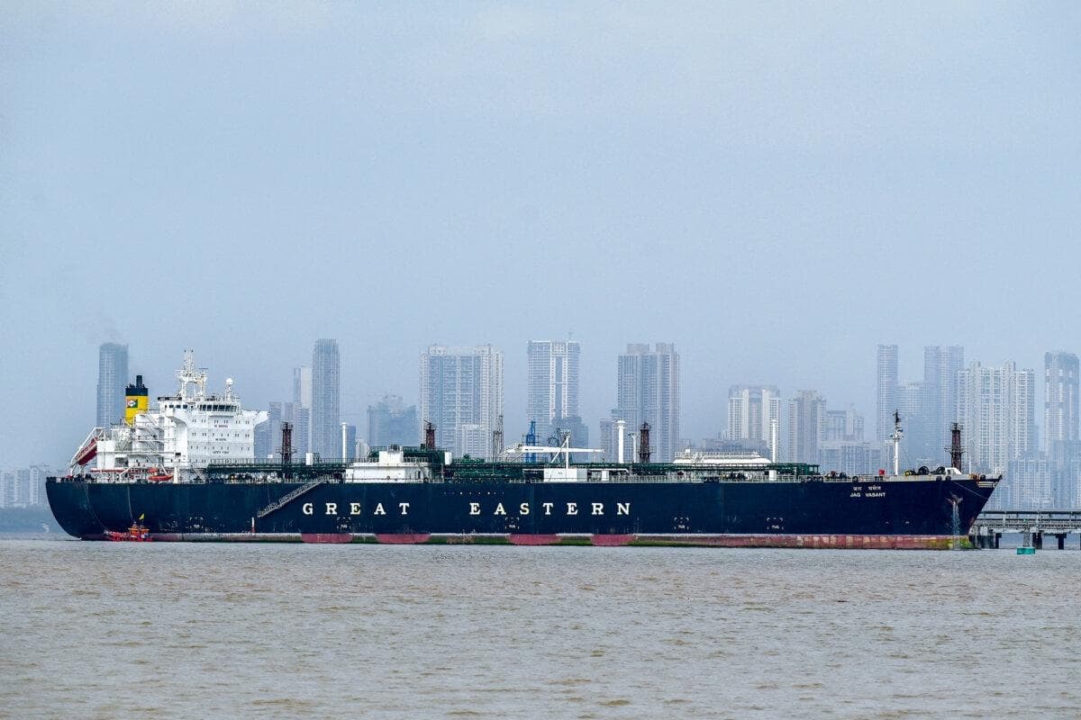 Un petrolero con bandera india que transportaba gas licuado de petróleo y que transitó por el estrecho de Ormuz en medio de la guerra con Irán permanece atracado en una terminal de descarga en Bombay, India, el 1 de abril de 2026. (Punit Paranjpe/AFP vía Getty Images)
