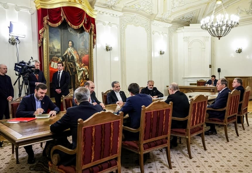 Altos funcionarios iraníes visitan Rusia mientras China opera entre bastidores: analistas