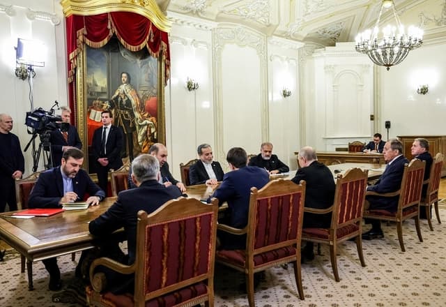 El presidente ruso, Vladímir Putin, y el ministro de Asuntos Exteriores iraní, Abbas Araghchi, mantienen conversaciones en la Biblioteca Presidencial Boris Yeltsin de San Petersburgo, Rusia, el 27 de abril de 2026. (Gavriil Grigorov/Pool/AFP vía Getty Images)
