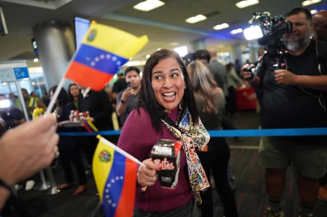 Un pasajero aborda el vuelo AA3599 de American Airlines, el primer vuelo comercial directo entre Estados Unidos y Venezuela en siete años, en el Aeropuerto Internacional de Miami, el 30 de abril de 2026. (AP/Rebecca Blackwell)