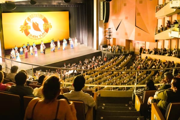 Shen Yun presentó ofreció su segundo espectáculo en Querétaro, México, en el Teatro Metropolitano el 29 de abril de 2026. En la función con lleno total los artistas saludan a la audiencia. (Yu Lili/The Epoch Times)