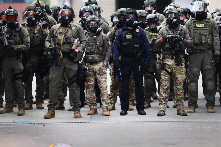 Agentes federales, entre ellos miembros del Departamento de Seguridad Nacional, la Patrulla Fronteriza y la policía, frente a un centro del Servicio de Inmigración y Control de Aduanas de Estados Unidos en el centro de Portland, Oregón, el 4 de octubre de 2025. (Spencer Platt/Getty Images)