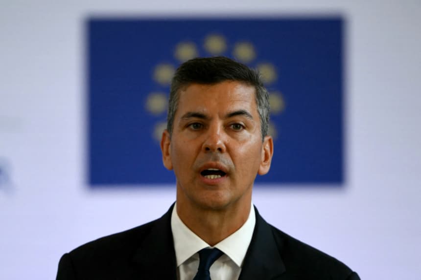 El presidente de Paraguay, Santiago Peña, habla durante una conferencia de prensa tras la ceremonia de firma del acuerdo comercial entre la Unión Europea y el Mercosur, en el Gran Teatro José Asunción Flores del Banco Central del Paraguay, en Asunción, el 17 de enero de 2026. (Luis ROBAYO / AFP via Getty Images)