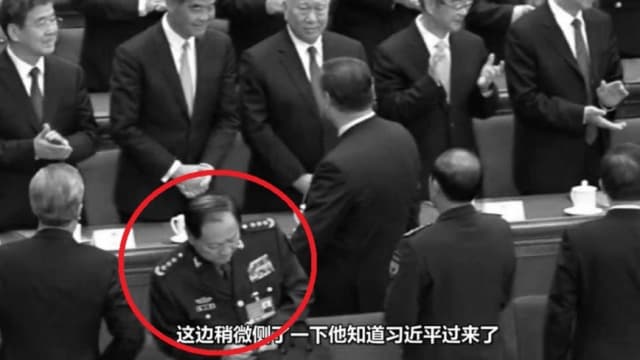 Zhang Youxia permaneció mirando hacia adelante y no se dio la vuelta cuando Xi Jinping pasó junto a él en el Congreso Nacional Popular el 11 de marzo de 2025. (Captura de pantalla del vídeo)
