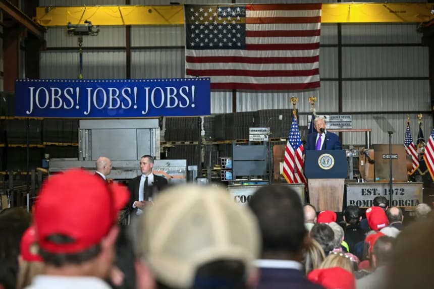 El presidente Donald Trump pronuncia un discurso sobre la economía en la fábrica de Coosa Steel Corporation en Rome, Georgia. (Saul Loeb/AFP vía Getty Images)