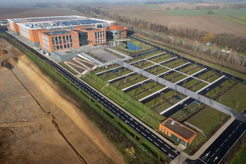La fábrica de la multinacional tecnológica china Huawei, en Brumath, al este de Francia, el 9 de diciembre de 2025. (Sébastien Bozon/AFP vía Getty Images)