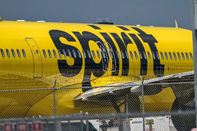 Aviones de Spirit Airlines estacionados en la pista del Aeropuerto Internacional de Fort Lauderdale-Hollywood, en Fort Lauderdale, Florida, el 2 de mayo de 2026. (Joe Raedle/Getty Images)