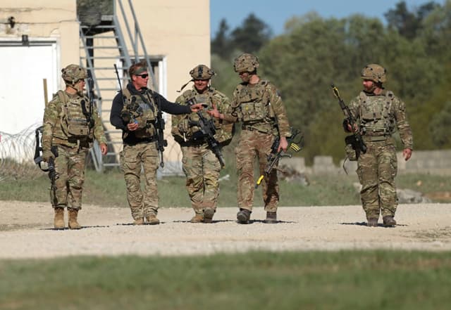 Miembros de la 3.° Brigada de la 1.° División de Caballería del Ejército de EE. UU. participan en el ejercicio militar "Combined Resolve" en el Centro Multinacional Conjunto de Preparación del 7.° Comando de Entrenamiento del Ejército de EE. UU. en Hohenfels, Alemania, el 30 de abril de 2026. (Sean Gallup/Getty Images)