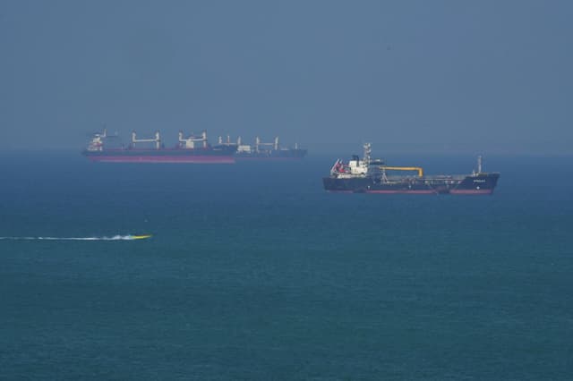 El buque petrolero Ateela 2 navega por el mar en la isla de Qeshm, Irán, en el estrecho de Ormuz, el 28 de abril de 2026. (Asghar Besharati/Getty Images)