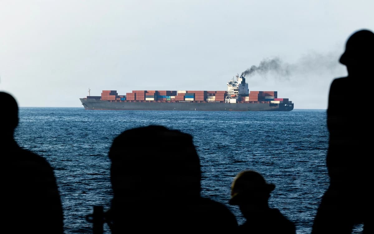 En esta fotografía facilitada por el Mando Central de EE. UU., las fuerzas estadounidenses patrullan el mar Arábigo cerca del buque "Touska" el 20 de abril de 2026. (Armada de EE. UU. a través de Getty Images)
