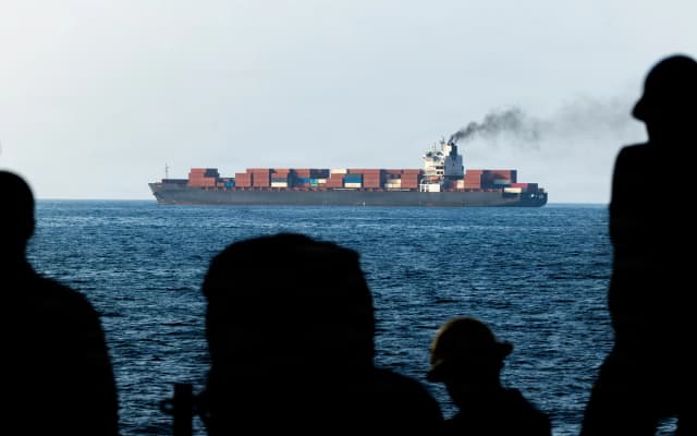En esta fotografía facilitada por el Mando Central de EE. UU., las fuerzas estadounidenses patrullan el mar Arábigo cerca del buque "Touska" el 20 de abril de 2026. (Armada de EE. UU. a través de Getty Images)