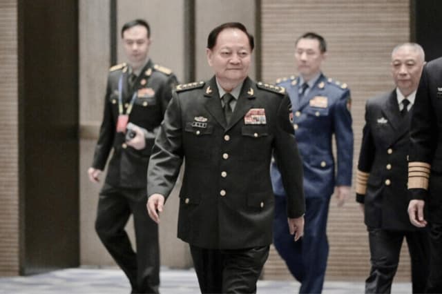 Zhang Youxia, vicepresidente de la Comisión Militar Central de China (en el centro), llega para posar en una foto de grupo antes de la ceremonia de inauguración del XIX Simposio Naval del Pacífico Occidental en Qingdao, provincia de Shandong (China), el 22 de abril de 2024. (Wang Zhao/AFP vía Getty Images).