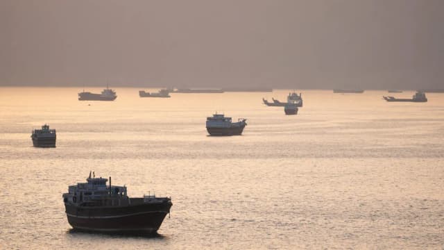 Barcos y embarcaciones en el estrecho de Ormuz, Musandam, Omán, el 1 de mayo de 2026. (Reuters).