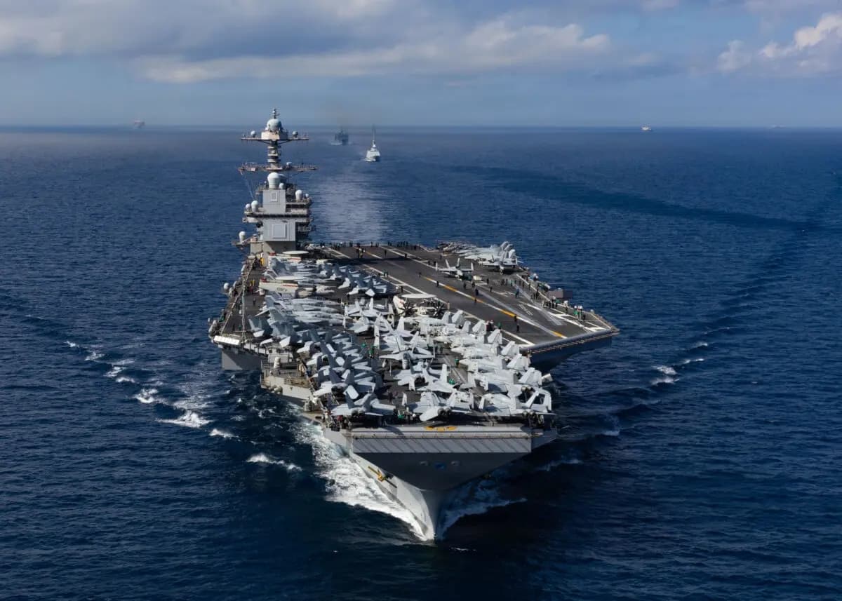 De delante hacia atrás, el portaaviones más grande del mundo, el USS Gerald R. Ford (CVN 78), la fragata polivalente FREMM Mohammed VI (701) de la Armada Real de Marruecos y el buque rápido de apoyo al combate USNS Supply (T-AOE 6) del Mando de Transporte Marítimo Militar navegan en formación mientras transitan por el estrecho de Gibraltar, el 1 de octubre de 2025. (Armada de los EE. UU. tomada por la marinera aprendiz especialista en comunicación de masas Alyssa Joy)