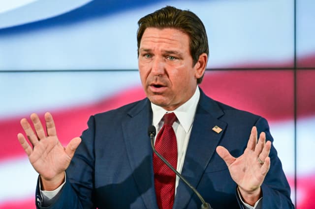 El gobernador de Florida, Ron DeSantis, habla durante una conferencia de prensa en la Universidad Internacional de Florida el 25 de septiembre de 2025, en Miami, Florida. DeSantis analizó el sistema educativo del estado y su impulso para ampliar la opción escolar y las escuelas autónomas.(GIORGIO VIERA/AFP via Getty Images)