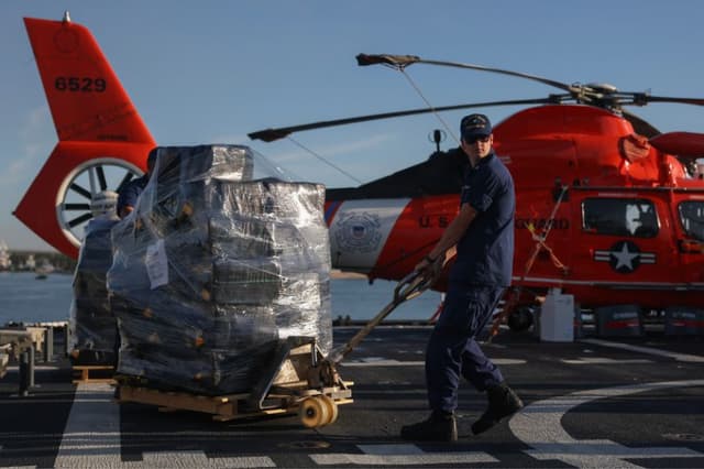 Miembros de la tripulación de la Guardia Costera de EE. UU. descargan principalmente bolsas de cocaína y una pequeña cantidad de marihuana del buque «Stone» de la Guardia Costera en Port Everglades el 20 de marzo de 2025, en Port Everglades, Florida.  (Joe Raedle/Getty Images)