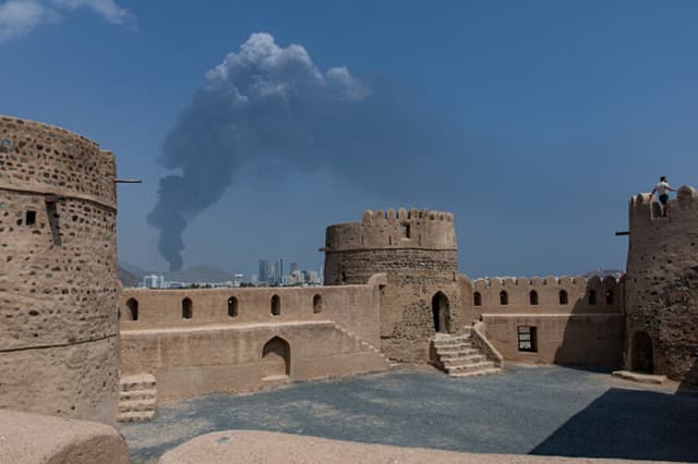 El humo se eleva tras una explosión en la zona industrial, provocada por los escombros tras la interceptación de un dron por parte de la defensa aérea, según informó la oficina de prensa de Fujairah el 5 de marzo de 2026, en Fujairah, Emiratos Árabes Unidos.  (Christopher Pike/Getty Images).