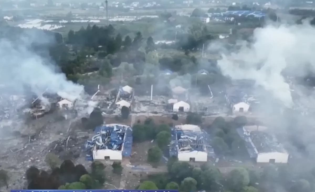 Las imágenes tomadas con un dron y emitidas por la cadena estatal china CCTV mostraban una fábrica calcinada tras una explosión en la ciudad de Liuyang, provincia de Hunan, China, el 5 de mayo de 2026. (CCTV vía Reuters/Captura de pantalla vía The Epoch Times)
