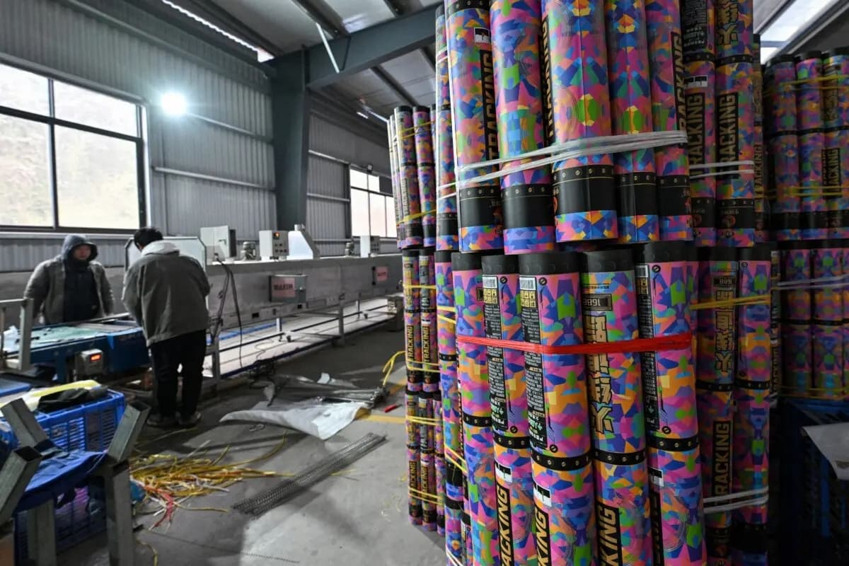 Trabajadores en una fábrica de fuegos artificiales en la localidad de Liuyang, Changsha, provincia central de Hunan, China, el 21 de enero de 2026. (Adek Berry/AFP vía Getty Images)