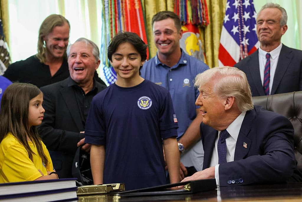 <em>El presidente Donald Trump se dirige a los atletas, mientras el secretario de Salud y Servicios Humanos de Estados Unidos, Robert F. Kennedy Jr. (derecha), observa durante la firma de una proclamación en el Despacho Oval de la Casa Blanca en Washington el 5 de mayo de 2026. (Anna Moneymaker/Getty Images).</em>