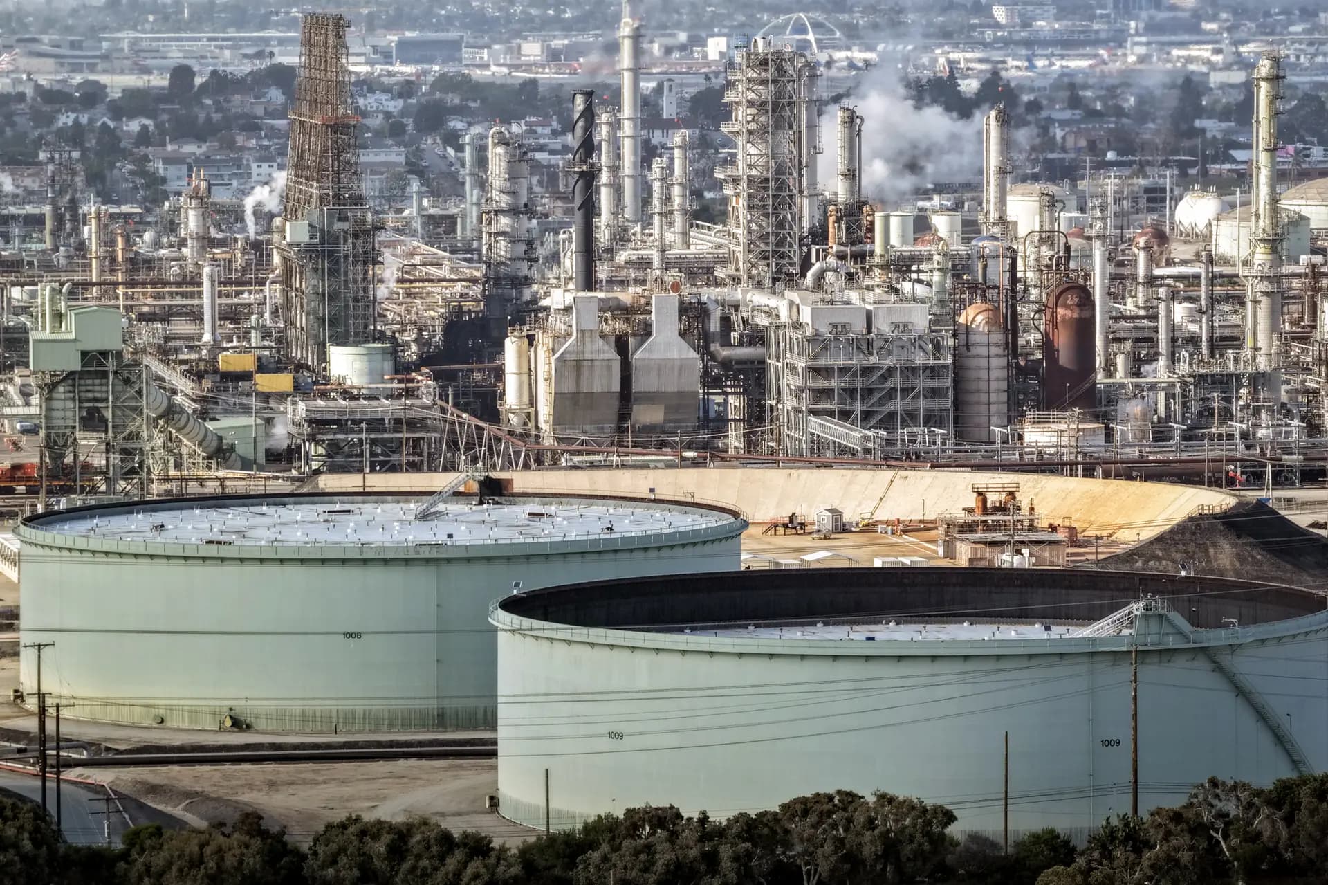 Una vista aérea muestra la refinería Chevron El Segundo, una de las mayores instalaciones de procesamiento de petróleo de California, en Manhattan Beach, California, el 8 de abril de 2026. Los precios promedio de la gasolina en Estados Unidos han subido casi un 40 por ciento desde el 1 de marzo en medio de la guerra en Irán. (Mario Tama/Getty Images)
