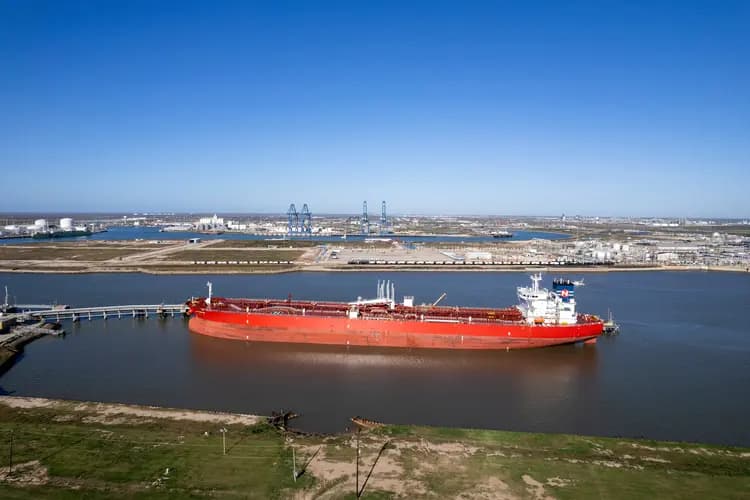 Una foto aérea muestra el petrolero Nave Photon, cargado con petróleo venezolano, atracado en Freeport, Texas, el 16 de enero de 2026. El crudo de Venezuela es en gran parte pesado y ácido —más espeso y con mayor contenido de azufre—, lo que dificulta su procesamiento en la mayoría de las refinerías. (Mark Felix/AFP vía Getty Images)