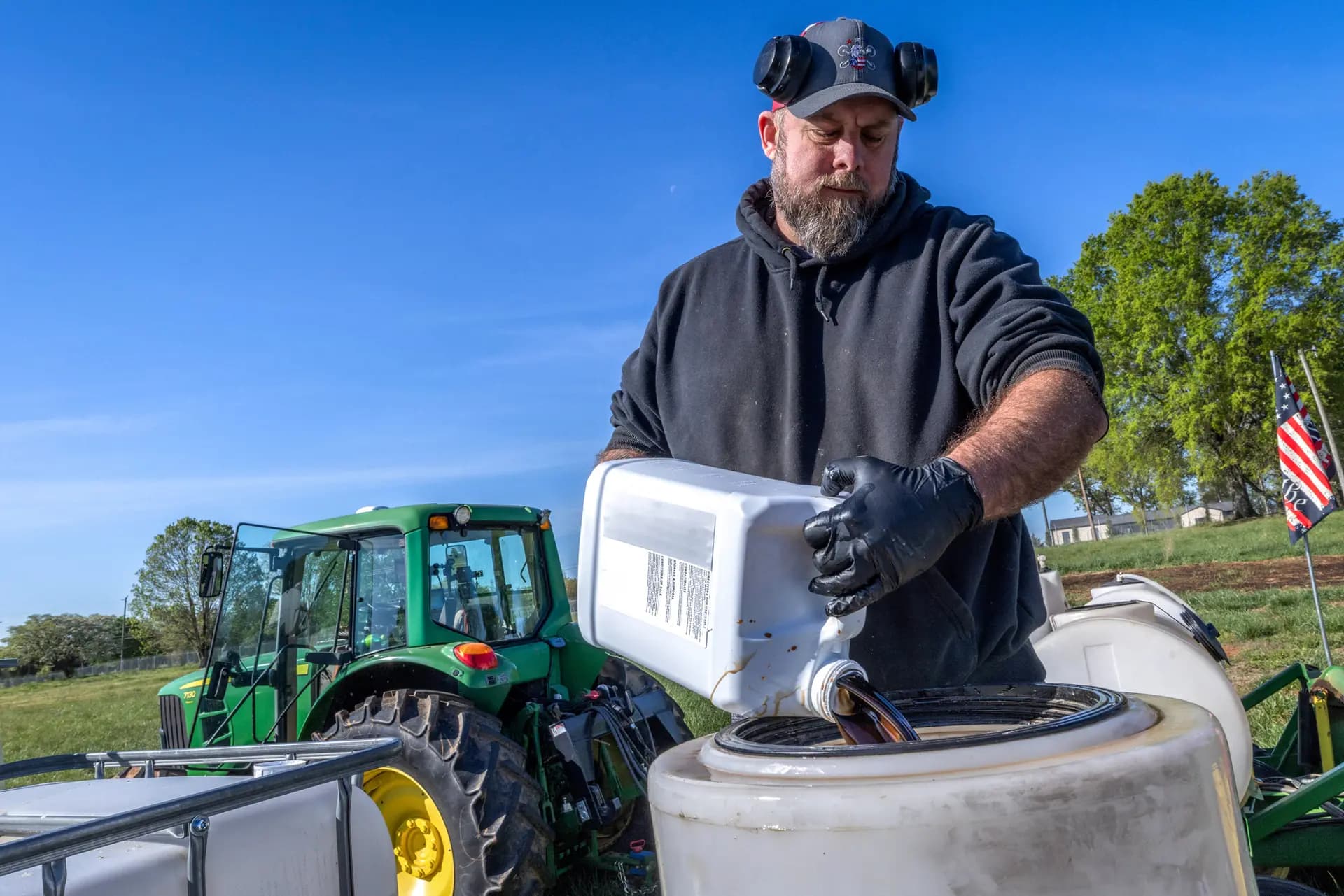 Un agricultor prepara una mezcla de minerales, productos biológicos y fertilizantes para rociar los campos durante la siembra en Hickory, Carolina del Norte, el 10 de abril de 2026. (Grant Baldwin/AFP vía Getty Images)