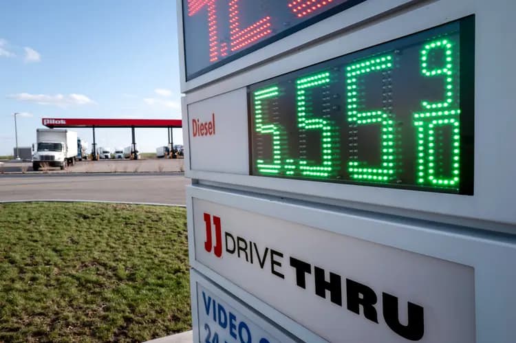 Los precios del combustible se muestran en una estación de servicio para camiones en Belvidere, Illinois, el 6 de abril de 2026. Dado que los precios del diésel suben más rápido que los de la gasolina, las refinerías están recurriendo a la importación de crudo más pesado necesario para producir diésel, según los expertos. (Scott Olson/Getty Images)