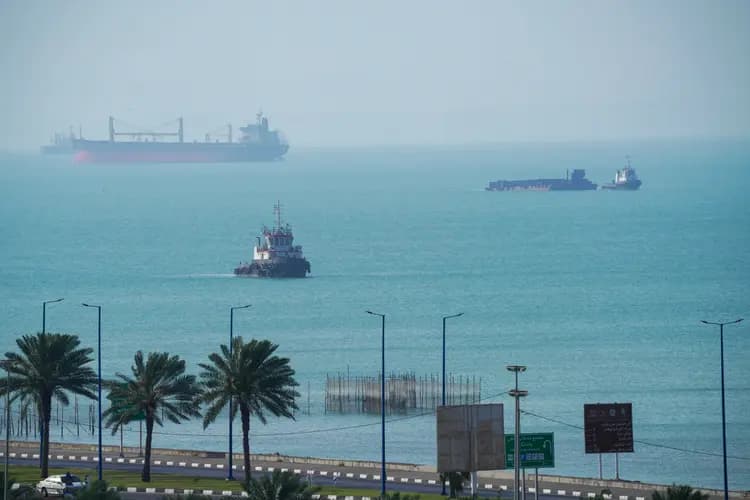 Barcos navegan por el mar en el estrecho de Ormuz, cerca de la isla de Qeshm, Irán, el 28 de abril de 2026. La administración Trump está tratando de negociar un acuerdo con Irán en medio de un alto al fuego intermitente, pero rechazó la última oferta de Irán y sigue bloqueando los puertos iraníes. (Asghar Besharati/Getty Images)