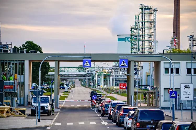 Coches haciendo cola en una puerta de entrada a la refinería PCK Schwedt en Schwedt, Alemania, el 30 de abril de 2026. Los precios del combustible en Alemania se han disparado a más de USD 9 por galón en medio de una crisis energética mundial vinculada al conflicto con Irán. (Tobias Schwarz/AFP vía Getty Images)
