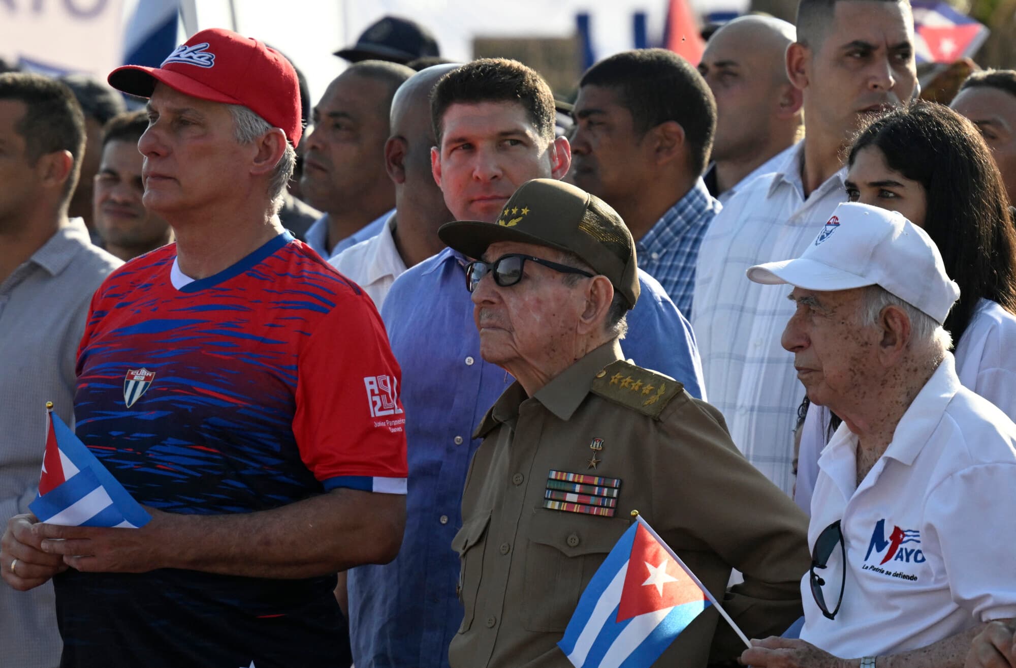El presidente de Cuba, Miguel Díaz-Canel (izquierda), el expresidente Raúl Castro (centro) y el exvicepresidente José Ramón Machado Ventura (derecha) asisten a una concentración con motivo del Día Internacional de los Trabajadores, el 1 de mayo de 2026, en La Habana. (YAMIL LAGE / AFP vía Getty Images)