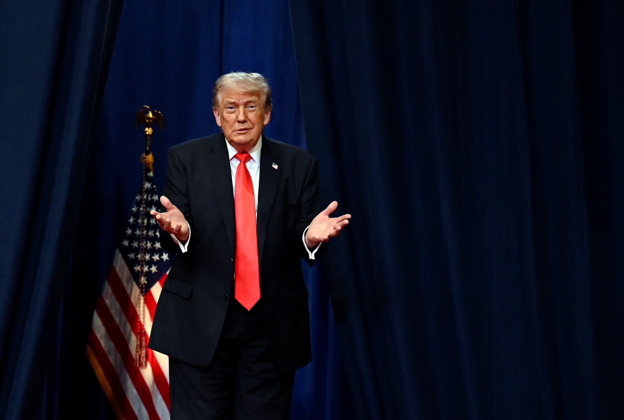 El presidente de Estados Unidos, Donald Trump, llega para pronunciar un discurso en la escuela The Villages Charter School el 1 de mayo de 2026 en The Villages, Florida. (Roberto Schmidt/Getty Images)