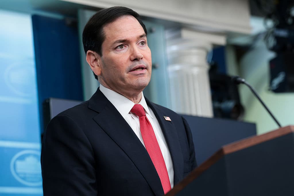 El secretario de Estado de EE. UU., Marco Rubio, habla durante una rueda de prensa en la sala Brady de la Casa Blanca el 5 de mayo de 2026 en Washington, D. C. Con la secretaria de prensa de la Casa Blanca, Karoline Leavitt, de baja por maternidad, el secretario de Estado de EE. UU., Marco Rubio, respondió a preguntas sobre las hostilidades en curso con Irán. (Foto de Anna Moneymaker/Getty Images)