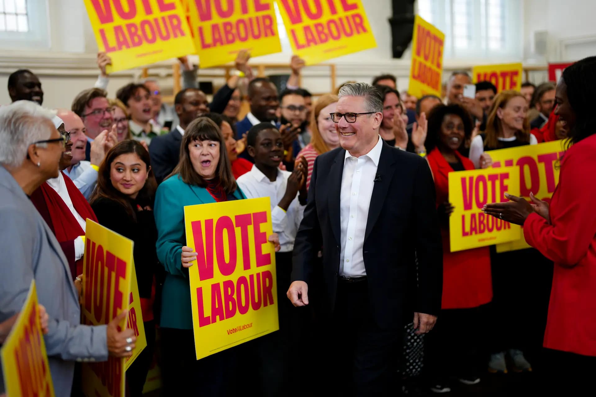 El primer ministro británico, Keir Starmer, se reúne con simpatizantes de su partido en un centro comunitario, mientras la campaña para las elecciones locales entra en su recta final en Londres, el 5 de mayo de 2026. El Partido Laborista se juega entre 2500 y 2560 escaños en las elecciones del jueves, y los analistas prevén pérdidas significativas para el partido. (Carl Court/Getty Images).