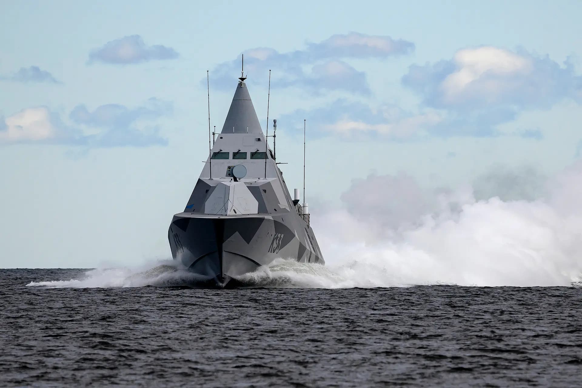 El buque HMS Harnosand (K33) de la Armada sueca, la tercera corbeta de la clase Visby, participa en el ejercicio "Aurora 26" en el campo de entrenamiento militar de Vaddo, en Estocolmo, el 5 de mayo de 2026. (Henrik Montgomery/TT/varias fuentes/AFP vía Getty Images).