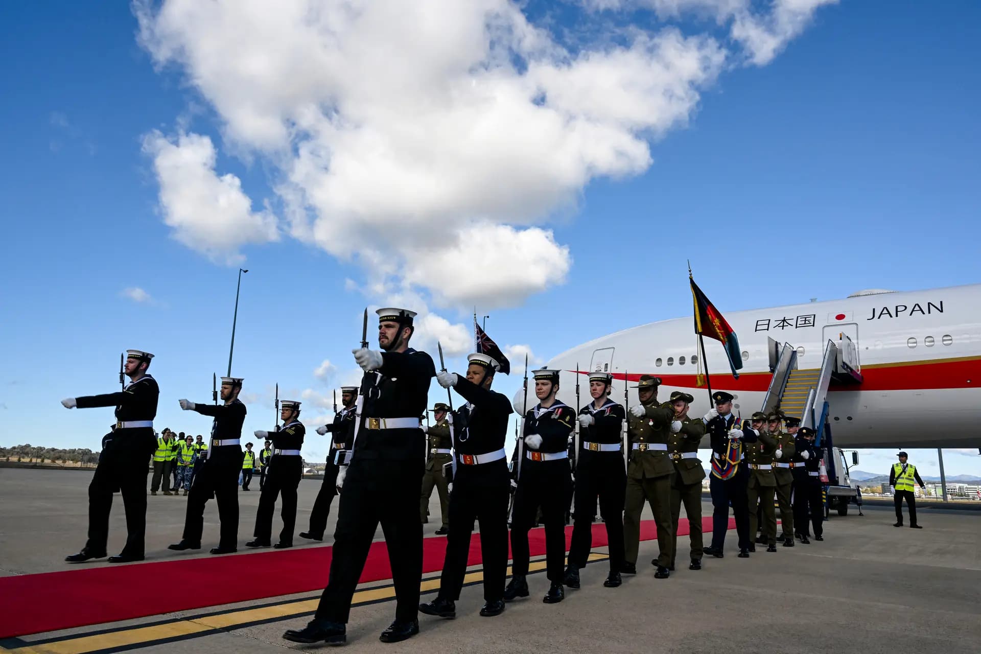 Miembros de las Fuerzas Armadas australianas desfilan tras la salida de la primera ministra japonesa, Sanae Takaichi, de una base de la Real Fuerza Aérea Australiana en Canberra el 5 de mayo de 2026, al término de una visita oficial de tres días. (Saeed Khan/AFP vía Getty Images).
