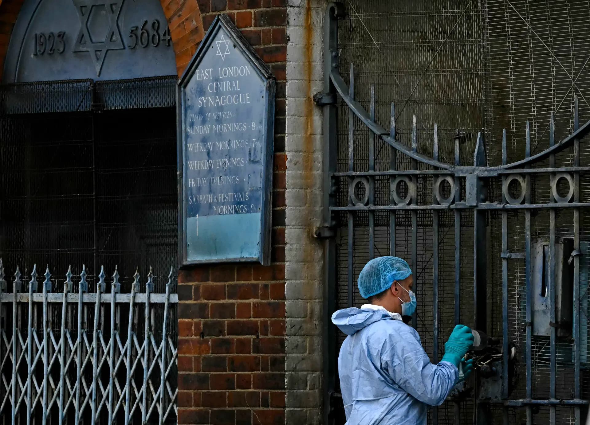 Un agente de la policía científica trabaja en el lugar de los hechos, frente a una antigua sinagoga en el barrio de Whitechapel, al este de Londres, el 5 de mayo de 2026, tras un presunto incendio provocado en las primeras horas de la mañana. La policía de Londres informó de que estaba investigando un incendio en una antigua sinagoga. La noticia se dio a conocer mientras el primer ministro Keir Starmer reunía a figuras públicas para debatir una respuesta a lo que calificó de “crisis” tras una serie de ataques antisemitas. (Justin Tallis/AFP vía Getty Images).