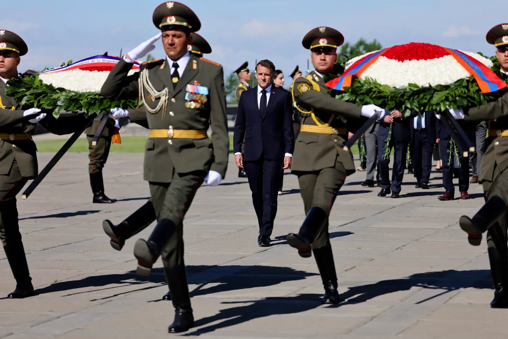 El presidente de Francia, Emmanuel Macron, asiste a una ceremonia de ofrenda floral en el monumento conmemorativo del Genocidio Armenio de Tsitsernakaberd, en Ereván, Armenia, el 5 de mayo de 2026. (Ludovic Marin/AFP vía Getty Images).