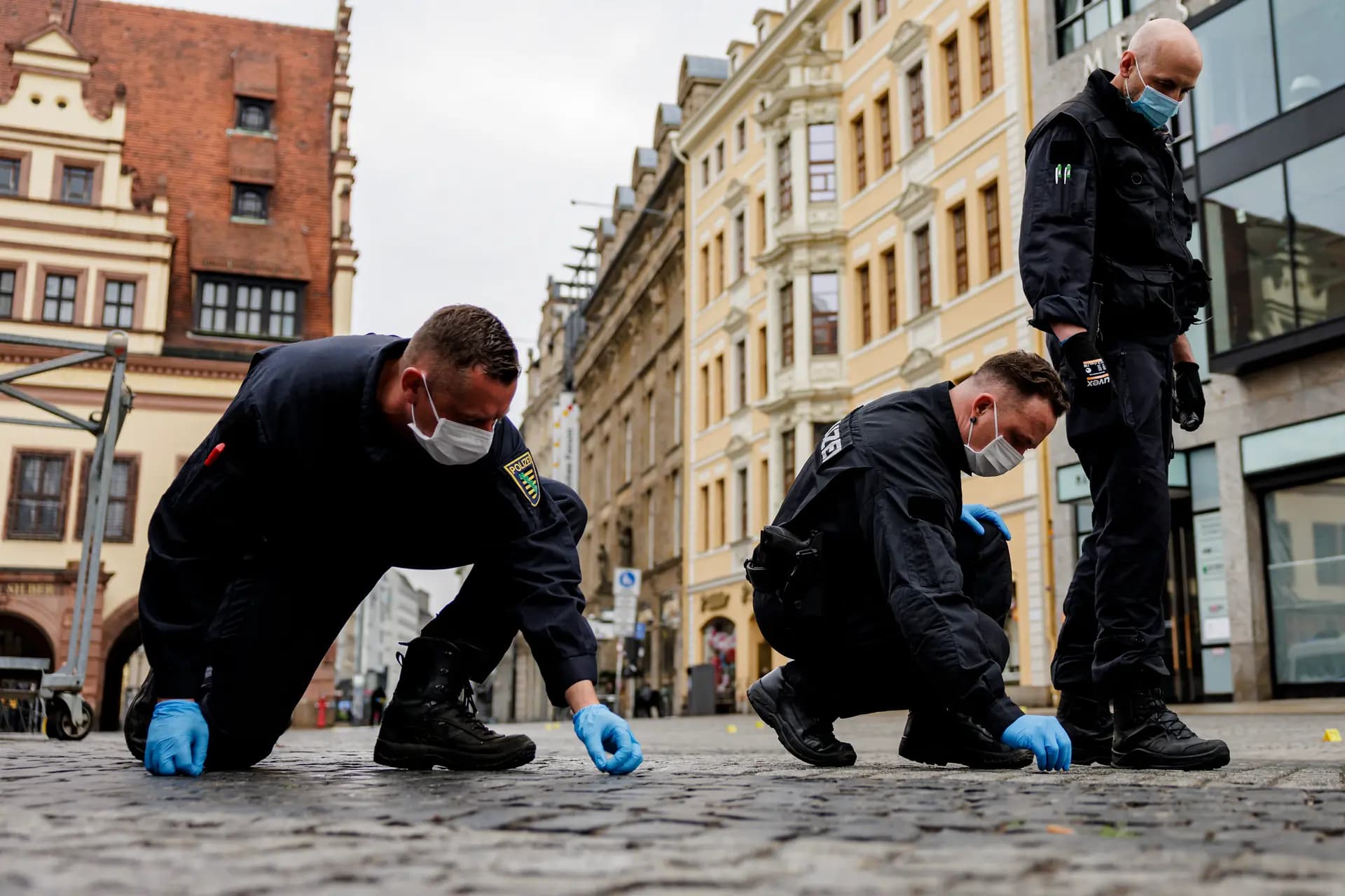 La policía investiga un día después de que un coche arrollara a varias personas en una calle, dejando al menos dos muertos y varios heridos en Leipzig, Alemania, el 5 de mayo de 2026. El conductor, un alemán de 33 años, fue detenido el 4 de mayo en el lugar de los hechos, y las autoridades indicaron que aún no se conoce su motivo. (Jens Schluter/AFP vía Getty Images).