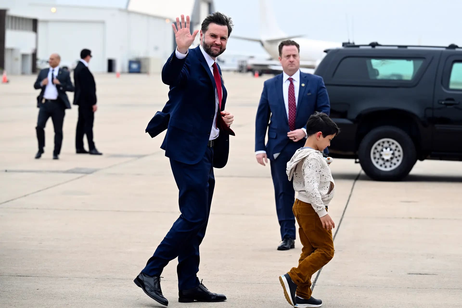 El vicepresidente JD Vance acompaña a su hijo Vivek para subir al Air Force Two a la hora de la salida en el Aeropuerto Internacional Will Rogers de Oklahoma City, el 5 de mayo de 2026. Vance hizo una parada en Oklahoma City para asistir a un acto de recaudación de fondos antes de dirigirse a Iowa para pronunciar un discurso en una fábrica de Des Moines. (Roberto Schmidt-Pool/Getty Images).