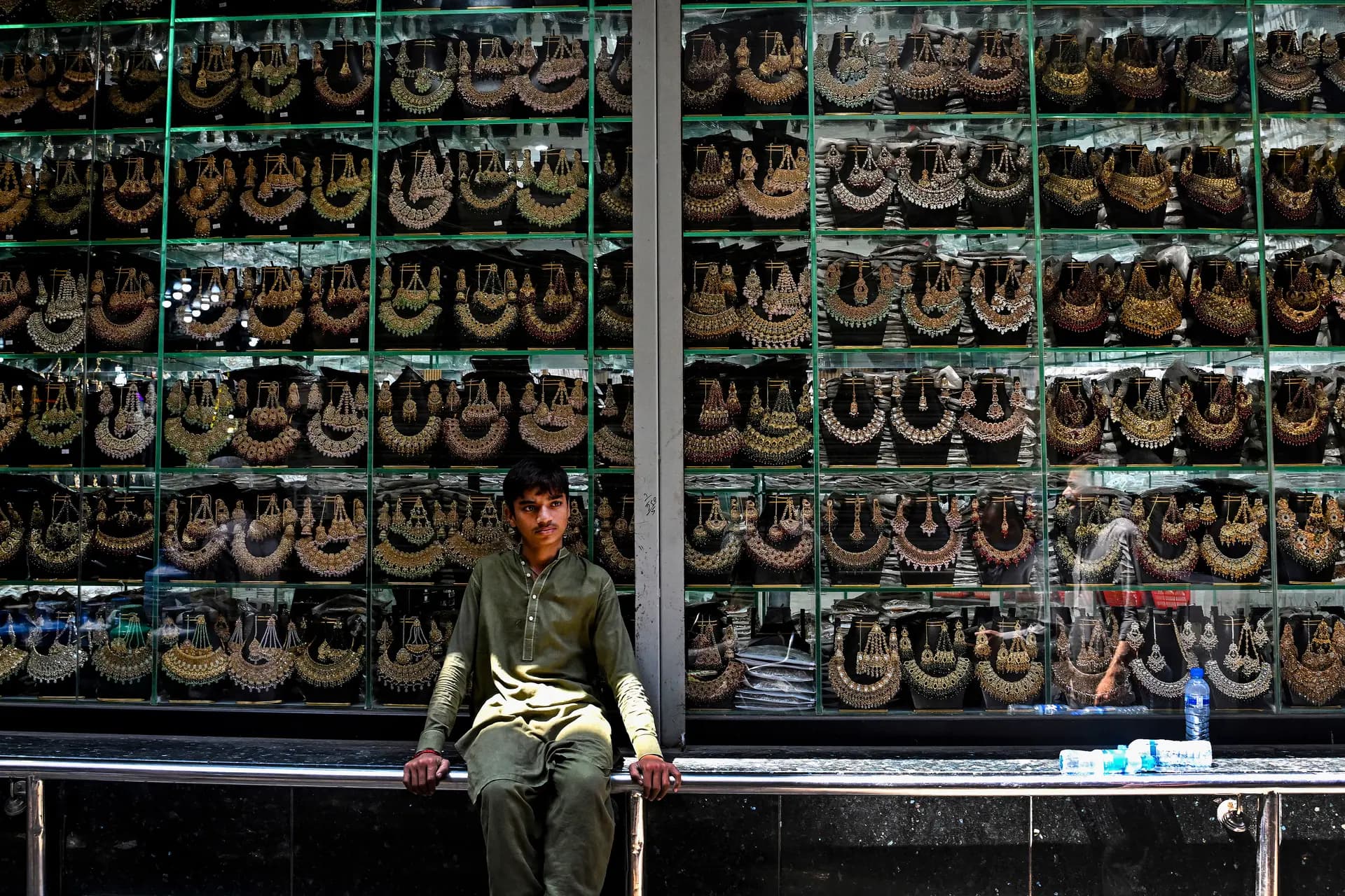 Un jornalero se sienta frente a una joyería en Lahore, Pakistán, el 5 de mayo de 2026. (Arif Ali/AFP vía Getty Images).